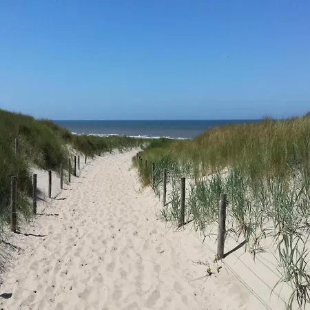 In Near North Holland Coast, Cleaning Included アパート *