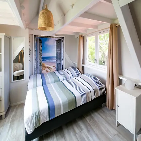 In Near North Holland Coast, Cleaning Included Lejlighed *